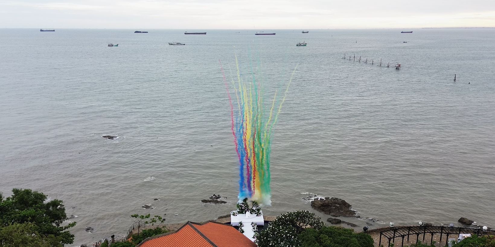 pháo khói bắn lên cao